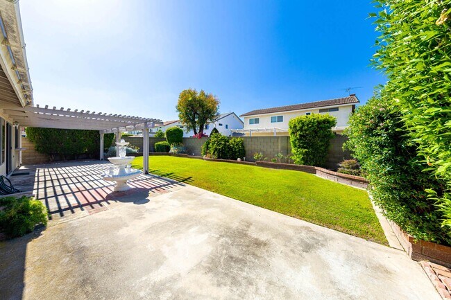 Building Photo - Upgraded 4 bedroom Fountain Valley Home