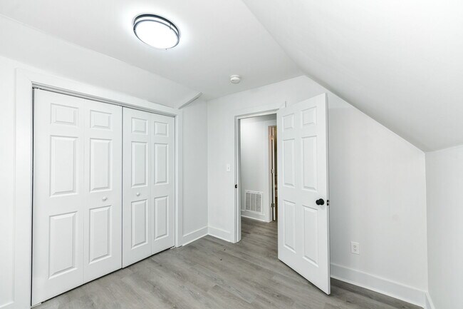 Building Photo - 942 W 27th St