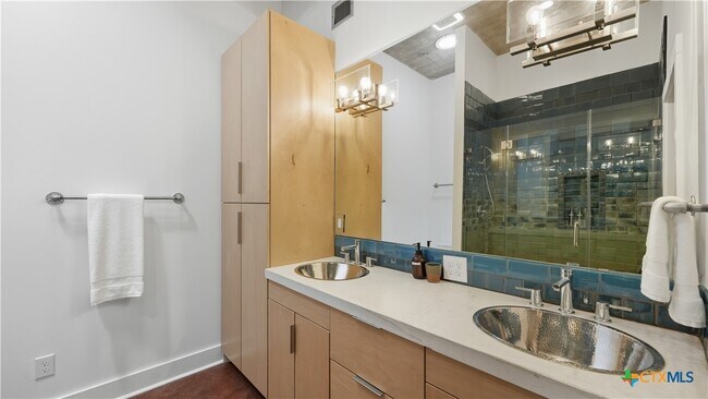 Building Photo - 222 Losoya St