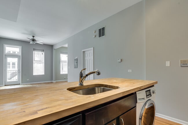 Building Photo - Huron 1347 W