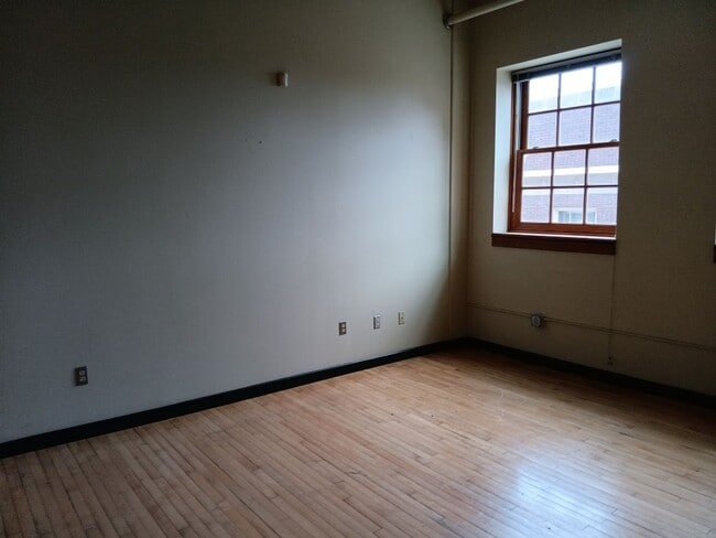 Building Photo - 1-bedroom, 1-bathroom home located in the ...