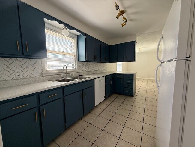 Building Photo - Audubon-Downriver Neighborhood 4 bedroom, 1 bath corner lot with large, fenced yard