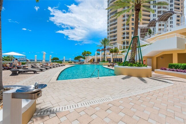 Building Photo - 808 Brickell Key Dr