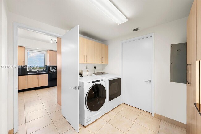 Building Photo - 781 Crandon Blvd