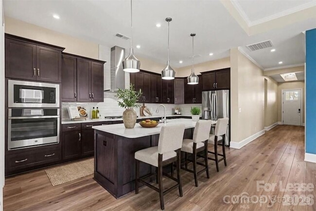 Building Photo - 2026 Lake Como Dr