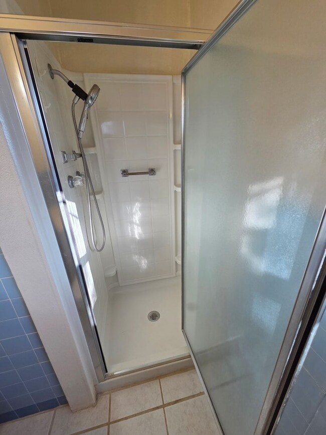 Building Photo - Spacious 3/4 bedroom, 2 bath home beautifu...