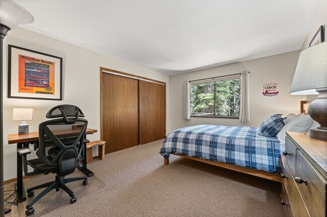 Building Photo - New to the Rental Market! FURNISHED Custom 3 Bdrm Hm w/Garage