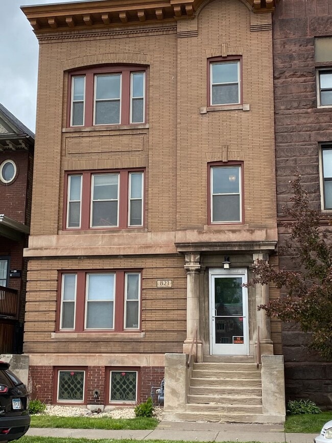 Building Photo - 821 E 1st St