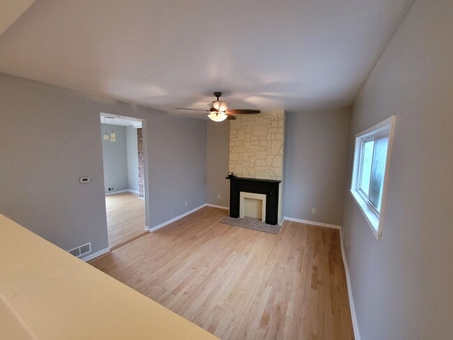 Building Photo - Beautiful 2 Bedroom Home in South Side - C...