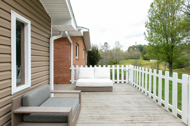 Building Photo - 3BR/2BA Home with Detached Garage – Fletch...