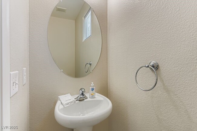 Building Photo - 9519 W Wooded Heights Ave