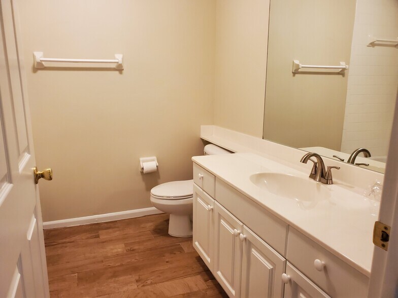 Building Photo - 4212 Central Sarasota Pky