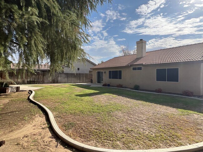 Building Photo - NORTH WEST BAKERSFIELD