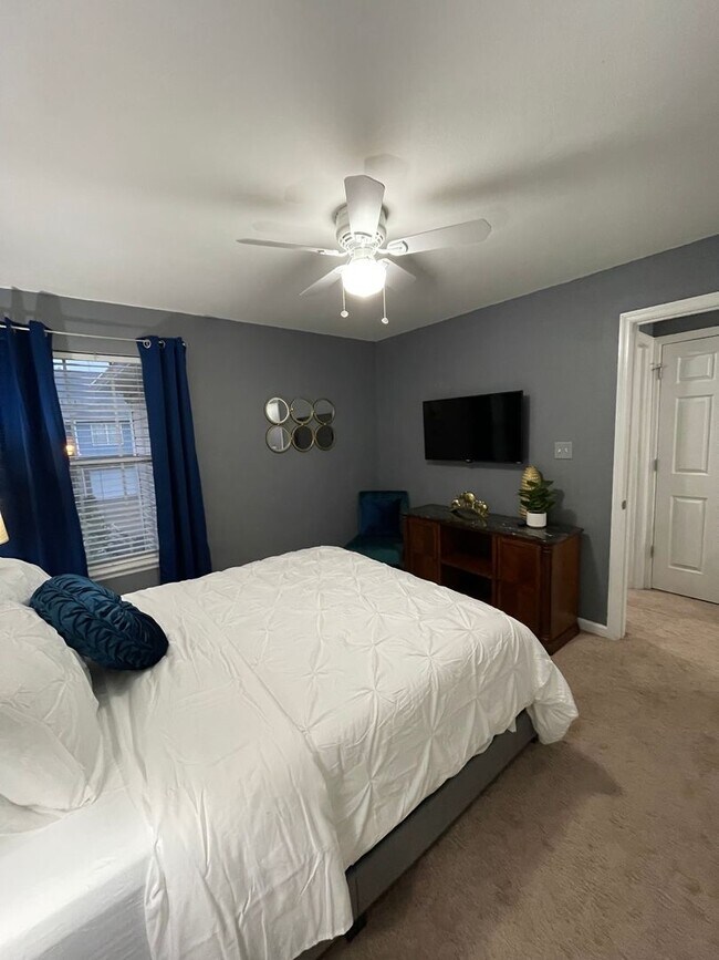 Building Photo - Beautiful 3 bed 2.5 bath condo with gorgeous hard wood floors.