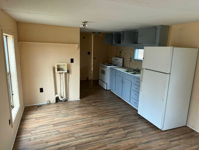 Building Photo - 1380 Mapleash Ave