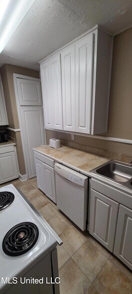 Building Photo - 327 Decelle St