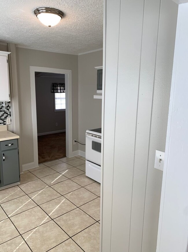 Building Photo - 2 Bedroom/1 Bath Cute Cottage across Bordon Park Kingsport, TN