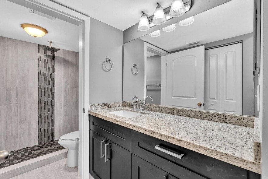 Building Photo - 2850 N Oakland Forest Dr