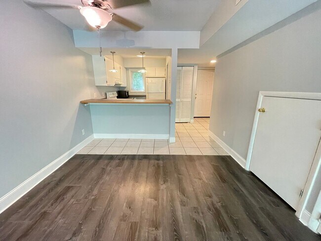Building Photo - Updated 2br 2ba End Unit in Chancellor Squ...