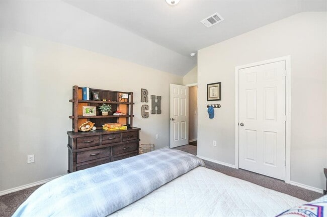Building Photo - 106 Elm