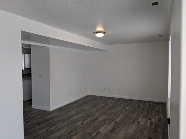 Building Photo - 435 N Kersh Dr W