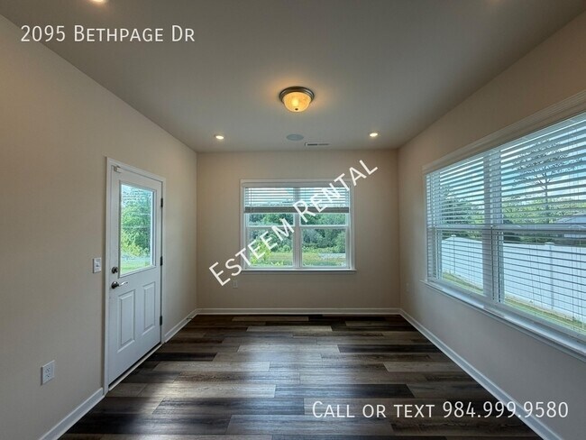 Building Photo - 2095 Bethpage Dr