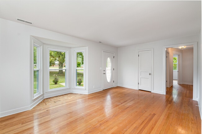 Building Photo - 828 Lemont Dr