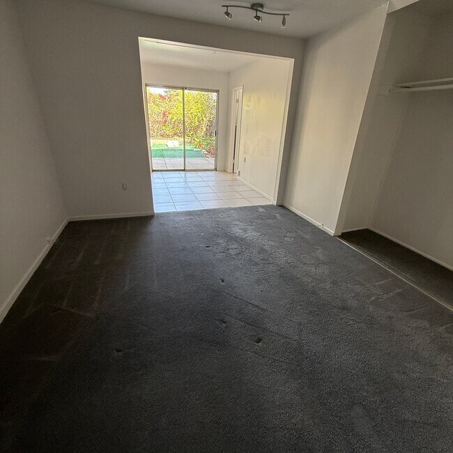 Building Photo - 933 Parkbrook St