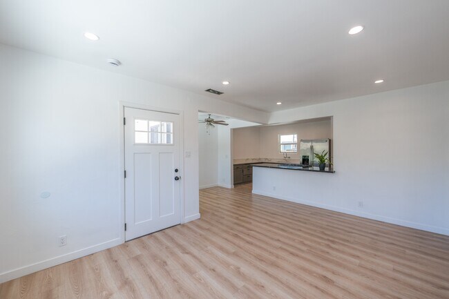 Building Photo - 7514 Woodley Ave
