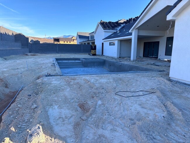 Building Photo - Huge Single Story with Pool and RV Garage