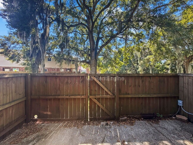 Building Photo - 415 Parkdale Dr