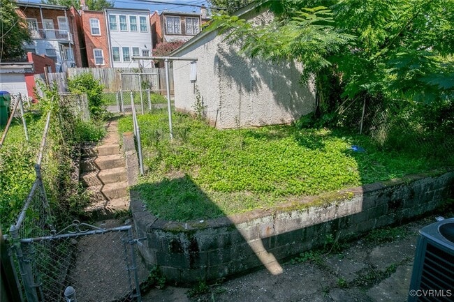 Building Photo - 2302 Maplewood Ave