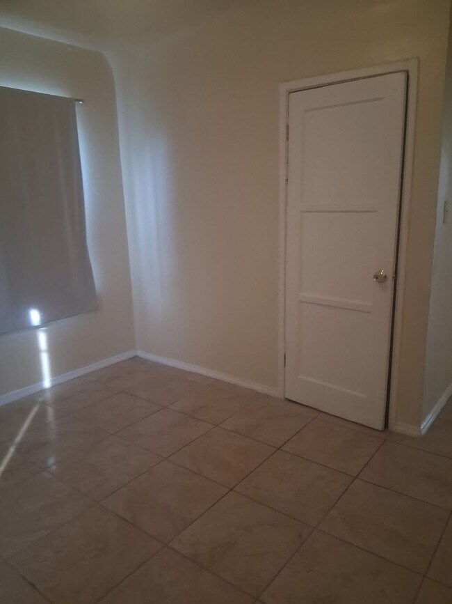 Building Photo - 95th Street, Los Angeles CA 90044