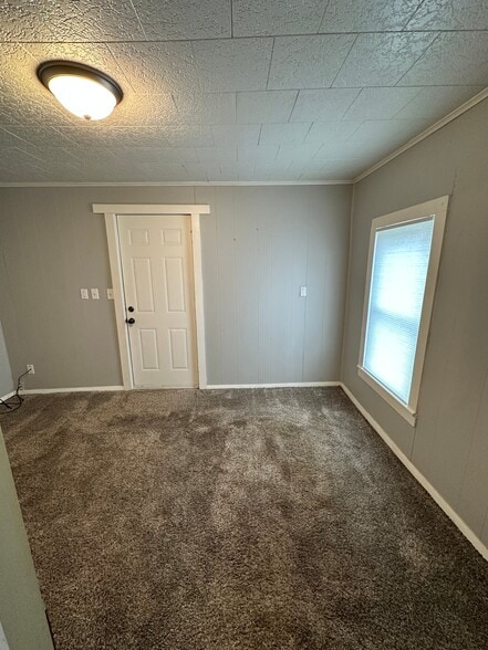 Building Photo - 317 E Oakridge Ave