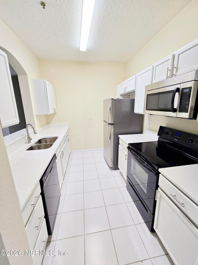 Building Photo - 10550 Baymeadows Rd