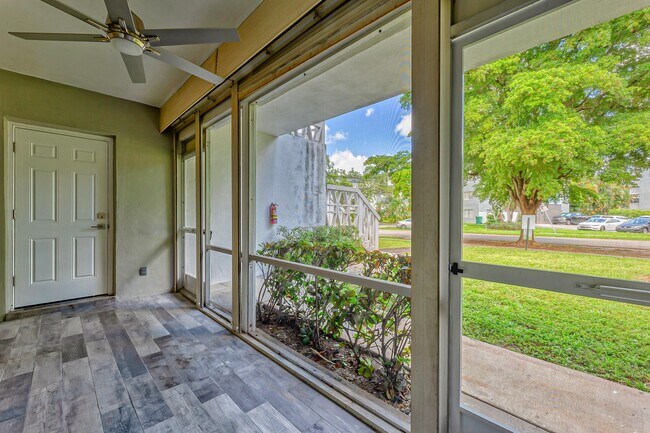 Building Photo - 400 S Luna Ct
