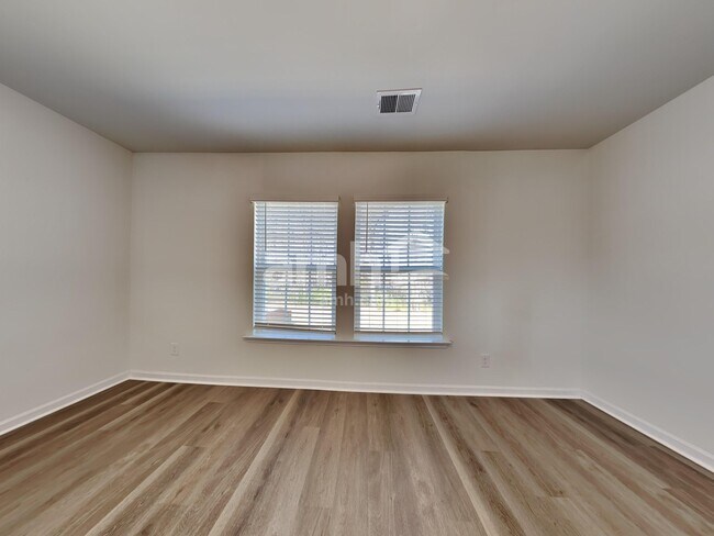 Building Photo - 517 Bush Dr