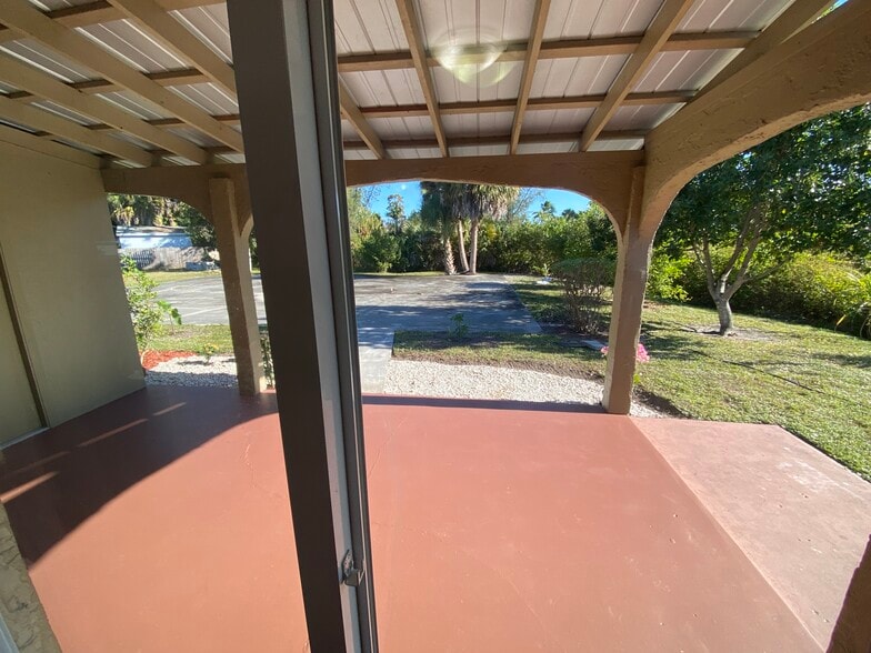 Private lanai with lake behind - 5344 Caldwell St