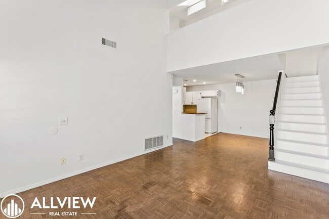Building Photo - Updated 2 Bed, 1.5 Bath Condo in Gated Crosspointe Village