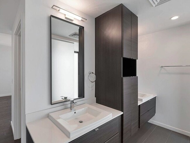 Building Photo - "Spacious 2-Bed, 2-Bath Gem in the Heart of Phoenix - 1188 Sq Ft of Modern Living!"