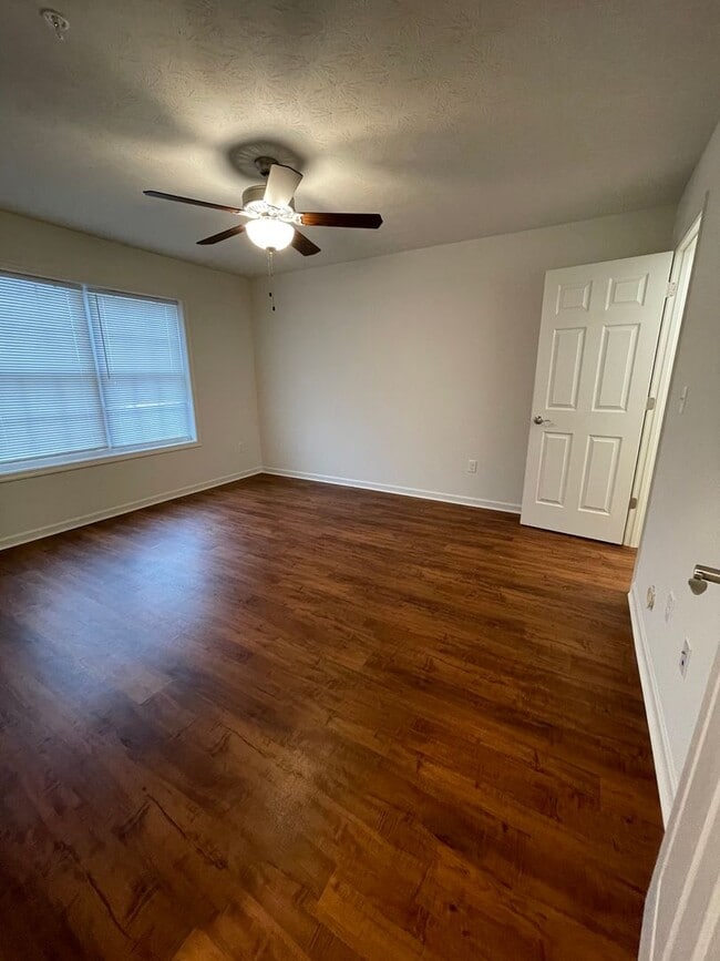 Building Photo - One Bedroom Garden Apartment