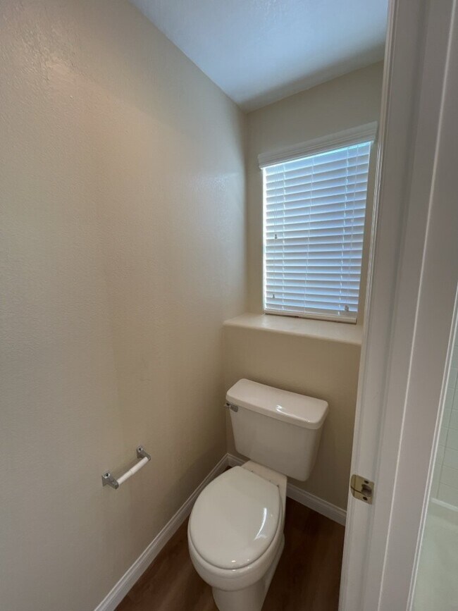 Building Photo - Encounter the ultimate luxury living exper...