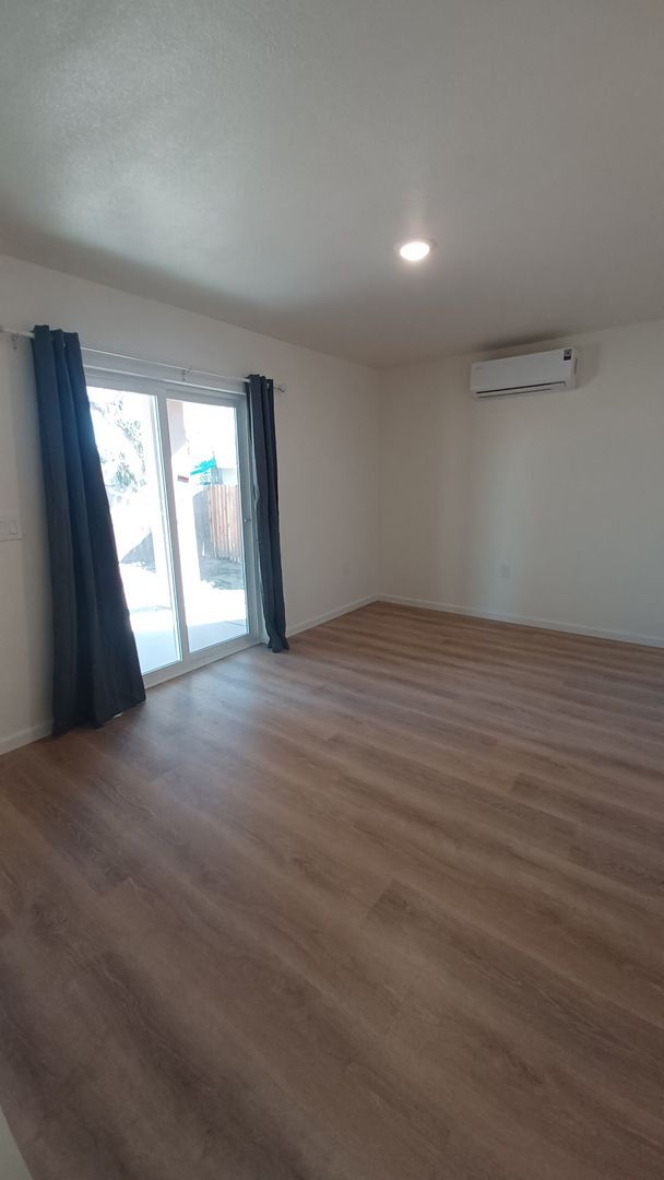 Building Photo - Modern 2 Bed/1 Bath Home, All Utilities In...