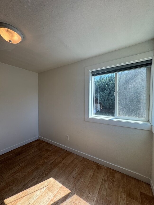 Building Photo - PET FRIENDLY FULLY FENCED