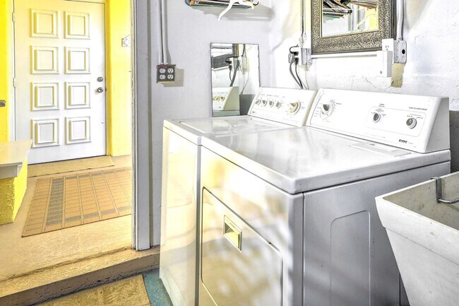 Building Photo - 572 Bellaire Dr