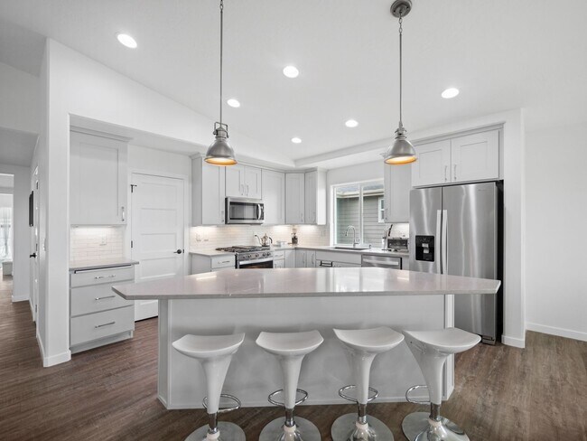 Building Photo - 4 bedroom Modern Home at Eagle Ridge Estates