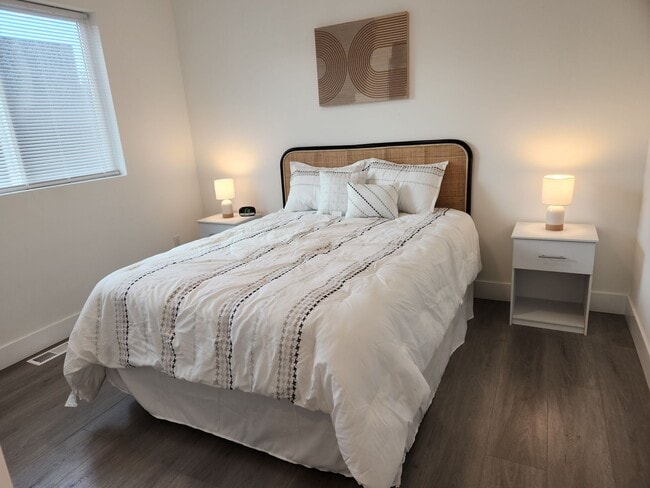 Building Photo - BRAND NEW MODERN LIVING!! HUGE 4 Bed 2.5 Bath Duplex with over 2350+ Sq. Feet.