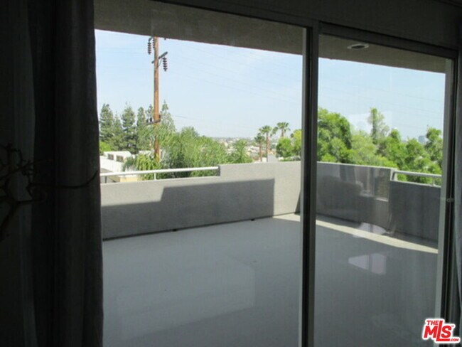 Building Photo - 939 Palm Ave