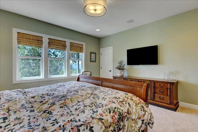 Building Photo - Lake View, 5 bedroom, 3 bath home in gated...