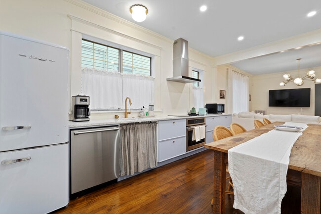 Building Photo - 211 W 40th St